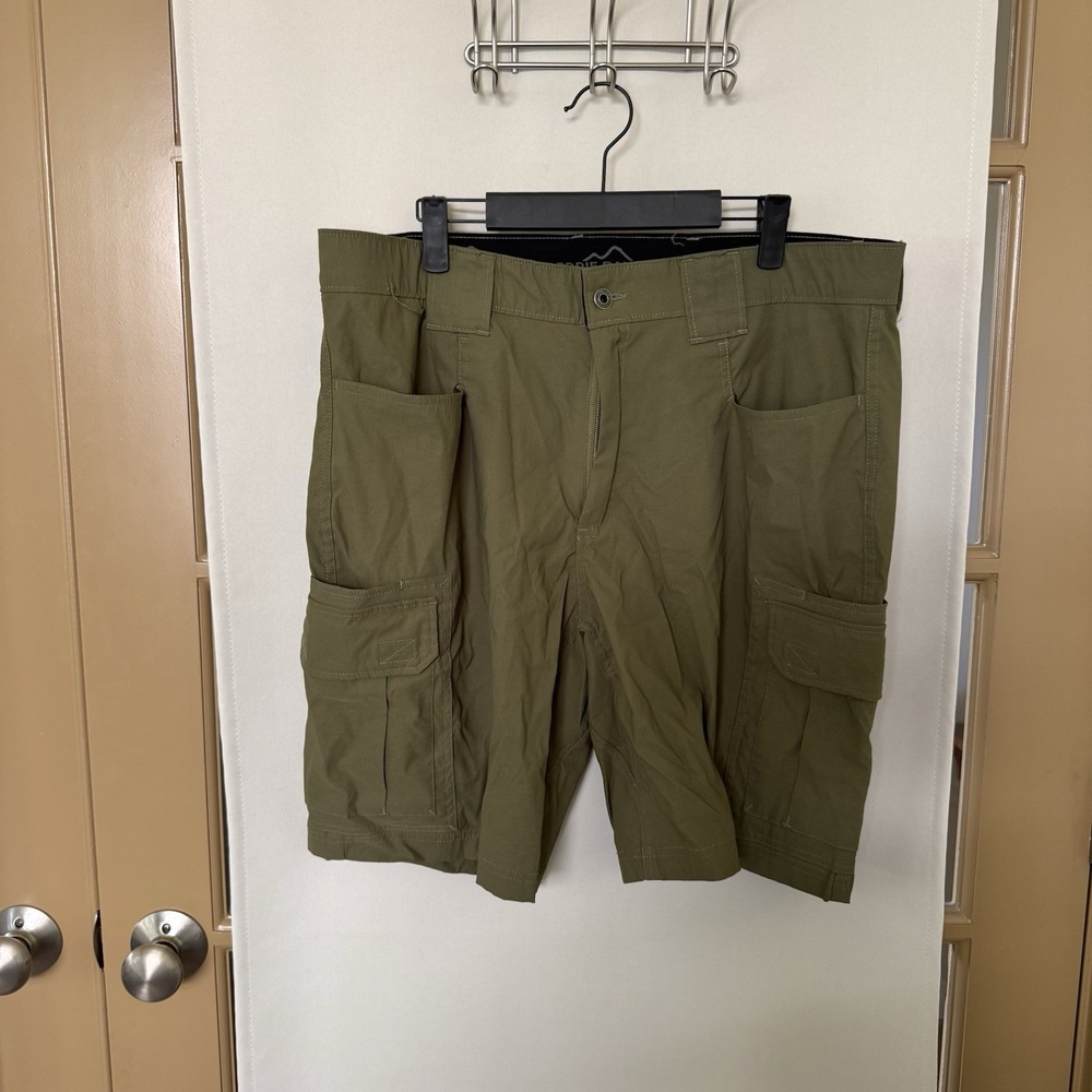 Eddie Bauer Men's 38 Olive Green Cargo Pockets Outdoors Casual Shorts Hiking